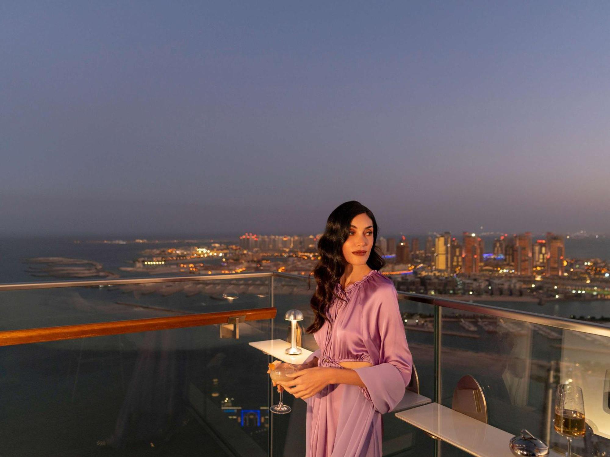Fairmont Doha Otel Lusail Dış mekan fotoğraf A woman in Dubai