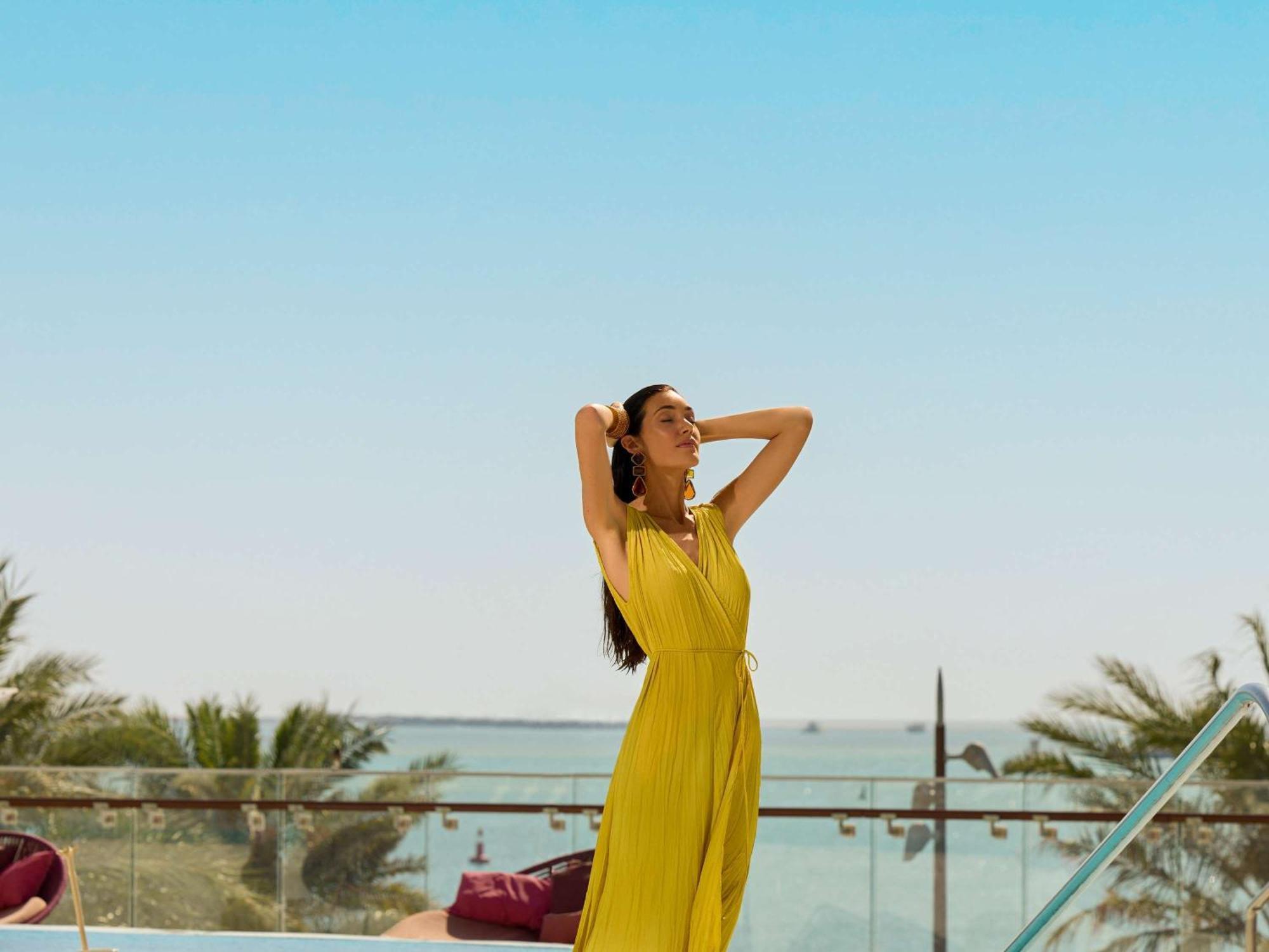 Fairmont Doha Otel Lusail Dış mekan fotoğraf A woman in a yellow dress