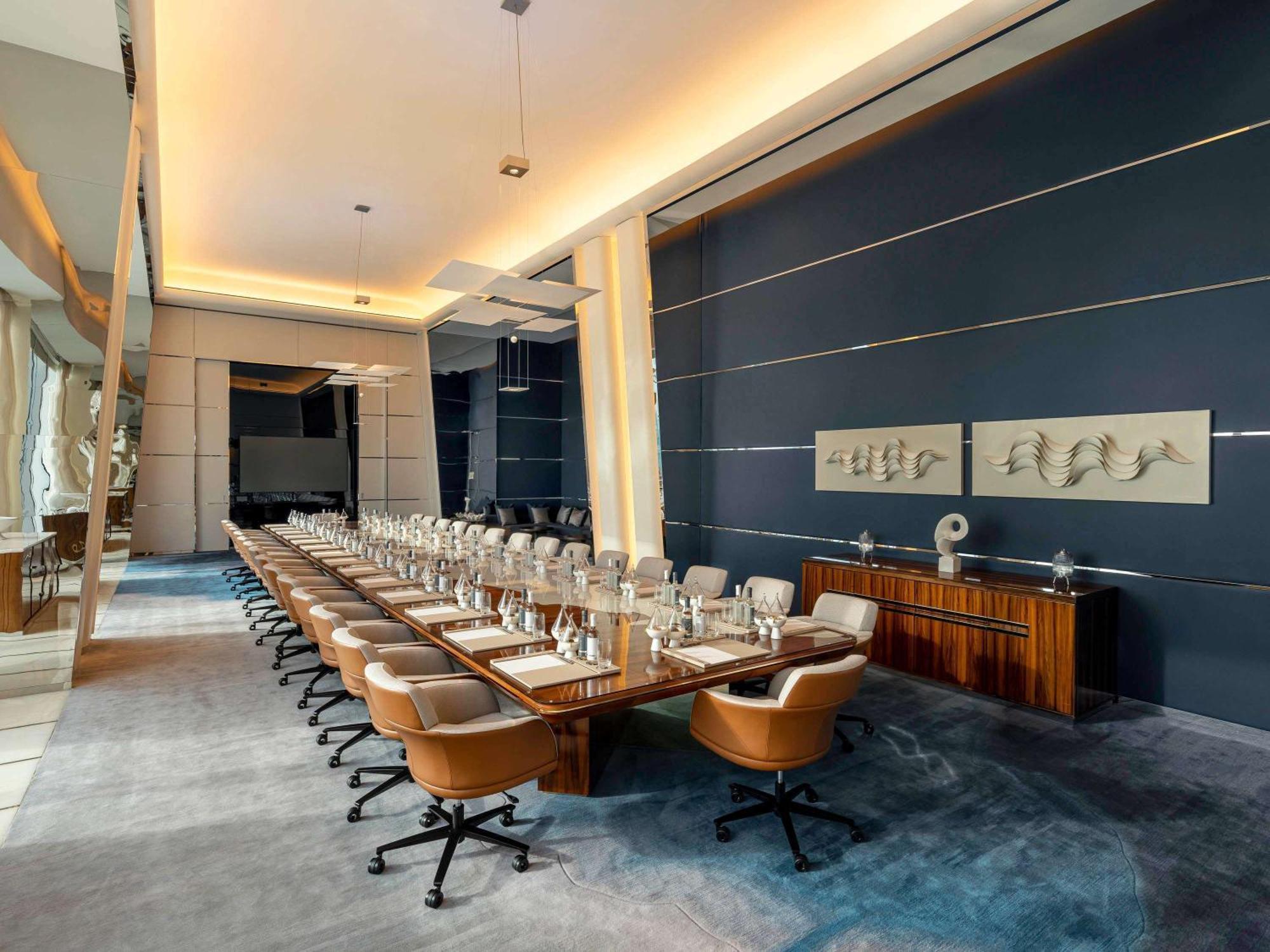 Fairmont Doha Otel Lusail Dış mekan fotoğraf The boardroom at the Four Seasons Hotel, London