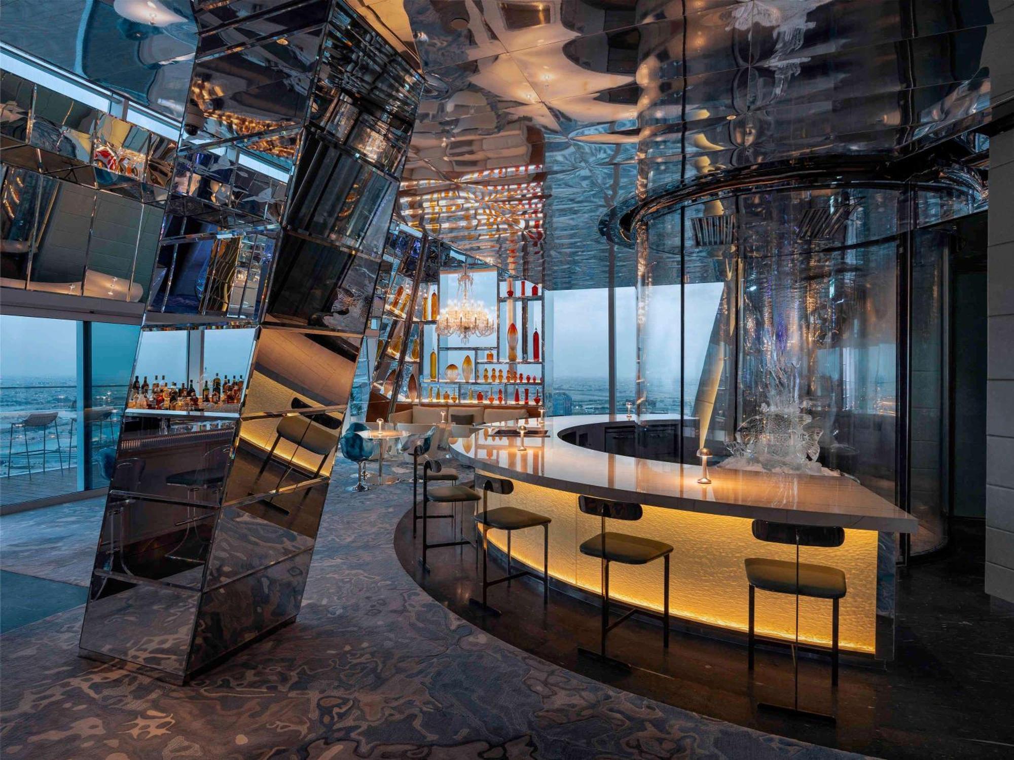 Fairmont Doha Otel Lusail Dış mekan fotoğraf The bar at the 101 Sky Bar