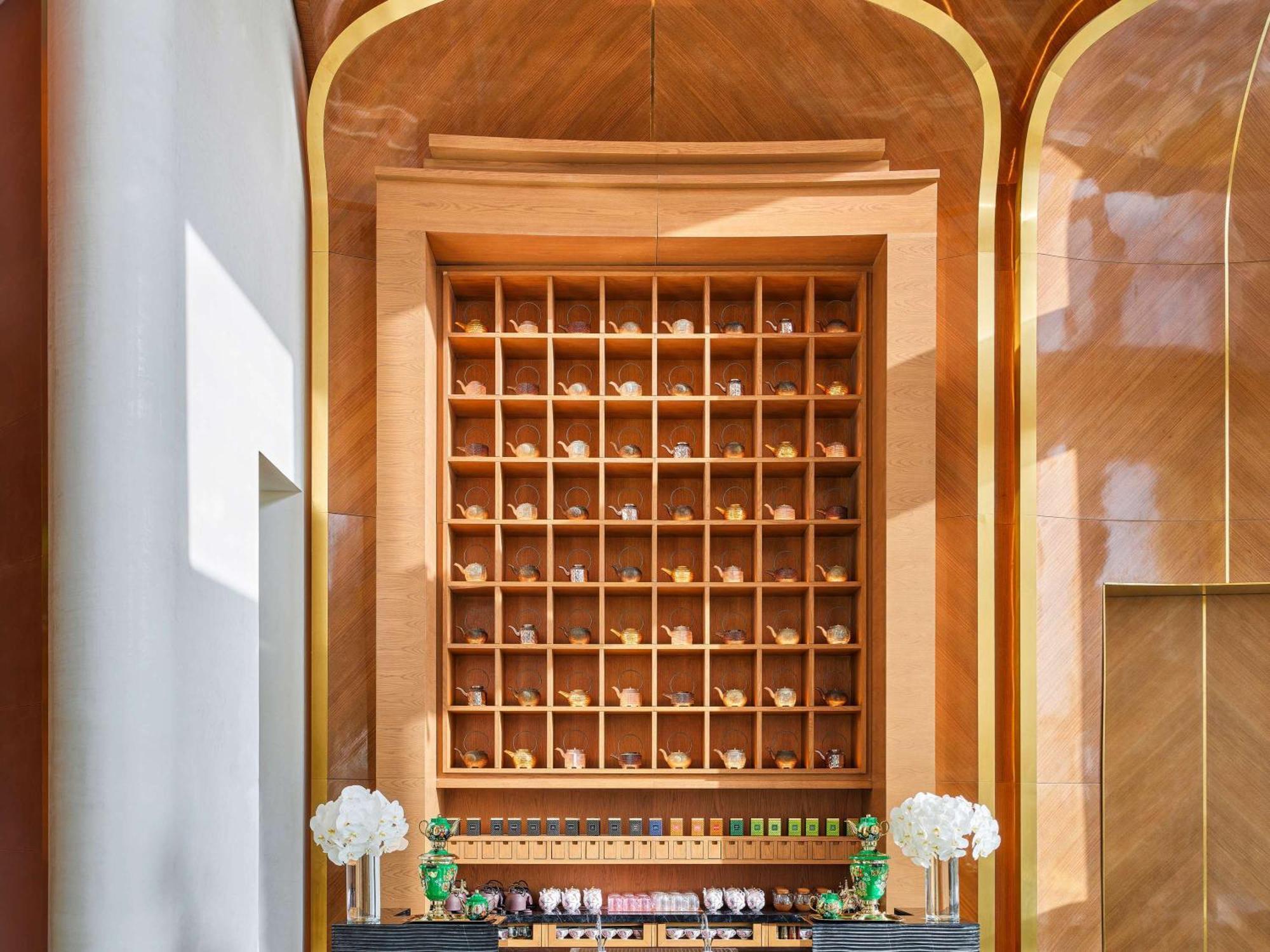 Fairmont Doha Otel Lusail Dış mekan fotoğraf A bell desk at the Mandarin Oriental, Hong Kong
