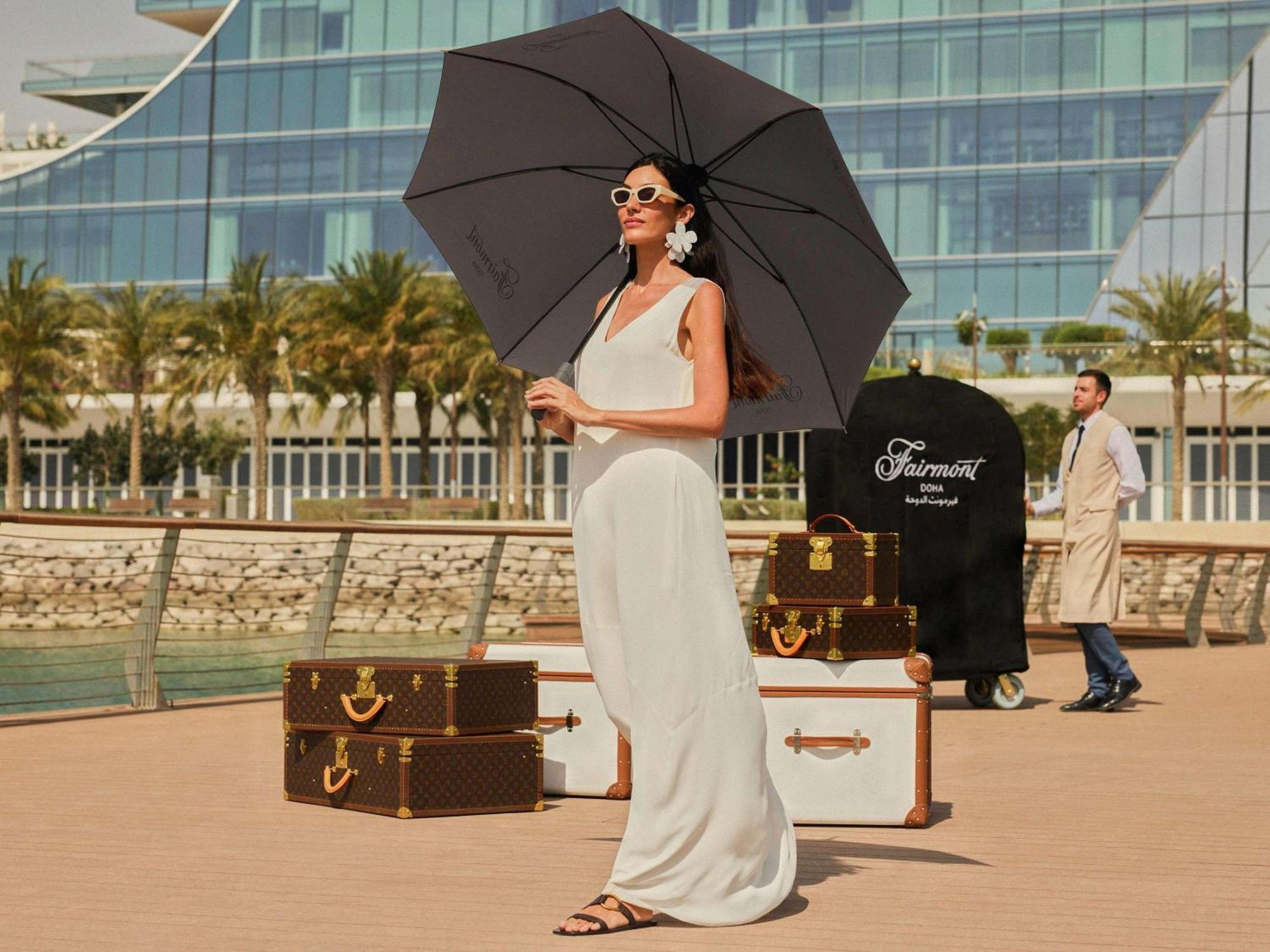 Fairmont Doha Otel Lusail Dış mekan fotoğraf A woman with a large umbrella